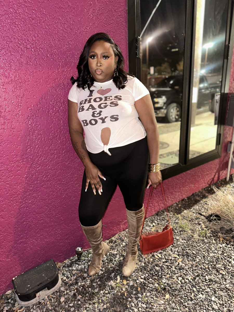 Chanelsofabb's tweet image. What the shirt says .. 🫦💋