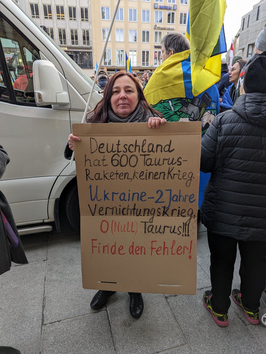 Bjomoll's tweet photo. Munich citizens #StandWithUkraine.
#m2402 https://t.co/LebTV7VKf4