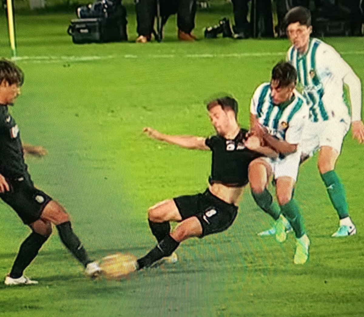 SaltFingering's tweet photo. 🗣 Juízo Final, Rui Rodrigues: 

"Amine puxa o Pote e faz falta. Deveria ter havido uma intervenção do VAR António Nobre." ➡️ Golo mal validado

"O jogador do Rio Ave lança-se com a sola da bota em direção ao adversário."  ➡️ Penalti por marcar

O Sporting a ser beneficiado 🎪 https://t.co/DKHTJL3oPp