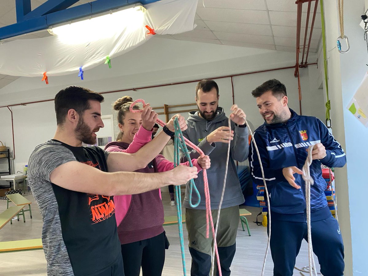 Hace una semana  hicimos el taller de cabuyería y puentes tibetanos en las jornadas de EF de Alagón 2024. Un placer poder mostrar nuestra experiencia a unos 80 maestros de EF .
Y un honor compartir ponencia con mi Bro Gonzalo Garafulla.
A por nuevos retos!!!
