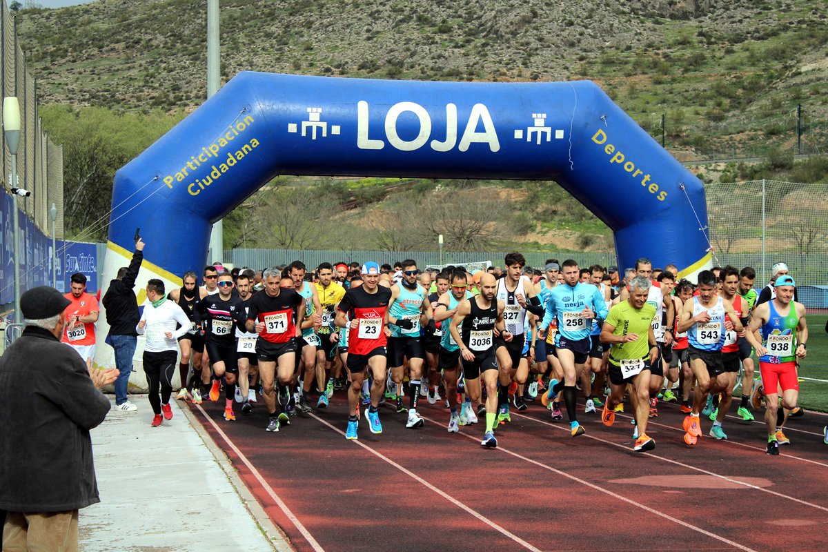 900 atletas se dan cita en la XXIII Carrera 'Ciudad de Loja' incluida en el Gran Premio de Fondo de <a href="/dipgra/">Diputación de Granada</a>. Pablo Sánchez y Eva Segura se imponen en la prueba, que ha contado con un centenar de atletas lojeños y buenas clasificaciones
elcortodigital.es/noticia/900-at…