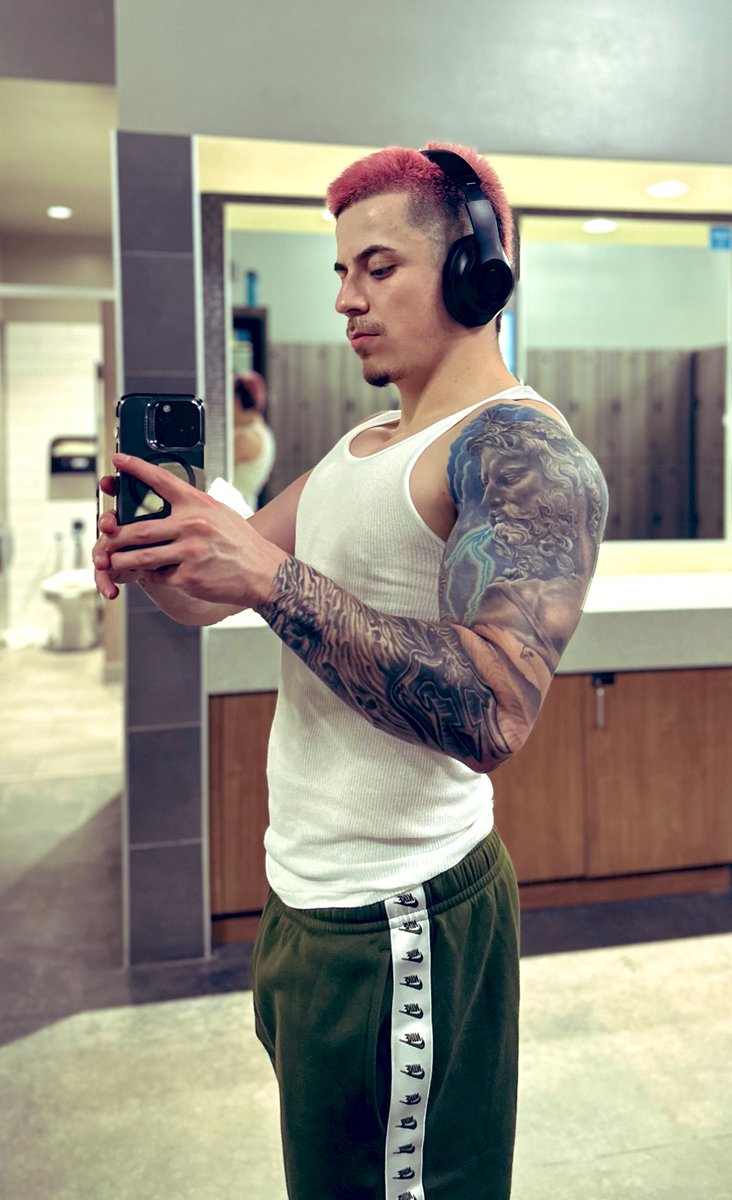 celthagod's tweet photo. In the gym 2 am on a Sunday 😂 https://t.co/isNFB3hpDC
