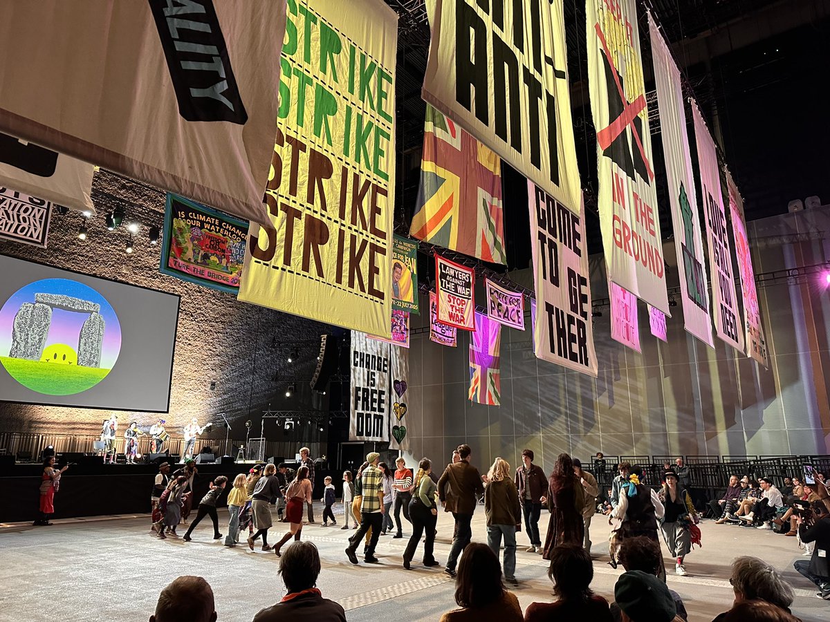 Brilliant impulsive jaunt to finally explore <a href="/factoryintl/">Factory International</a> #feteofbritain - brimful of joy with @jenniferballads belting it out and <a href="/mikegarry/">Mike Garry</a> mingling like a messiah plus <a href="/FolkDanceRemixd/">FolkDanceRemixd</a> and <a href="/Commonerschoir/">Commoners Choir</a> - rousing and inspiring- THANK YOU 🙏🙌🏻