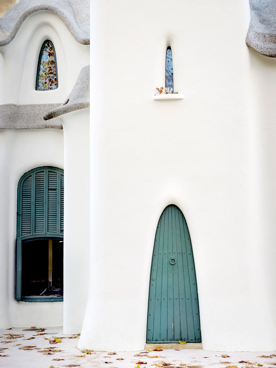 Avui és l'aniversari de Lluís Muncunill, l'arquitecte modernista terrassenc que vestia les façanes amb estucat blanc i les convertia en un oníric pastís de xocolata. En volia fer un fil però no he tingut temps, a veure si demà... | 📷 Quim Berenguer/Ajuntament de Terrassa