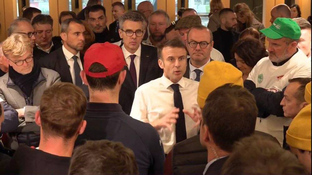 CassandreMetyr's tweet photo. #SIA 

Le salon de l’ #agriculture 
2 salles , 2 ambiances 

D’un côté un Président dans l’action &amp; les propositions 

De l’autre la communication et les yakafokon avec plein de contradictions https://t.co/fa7VLYzZKo