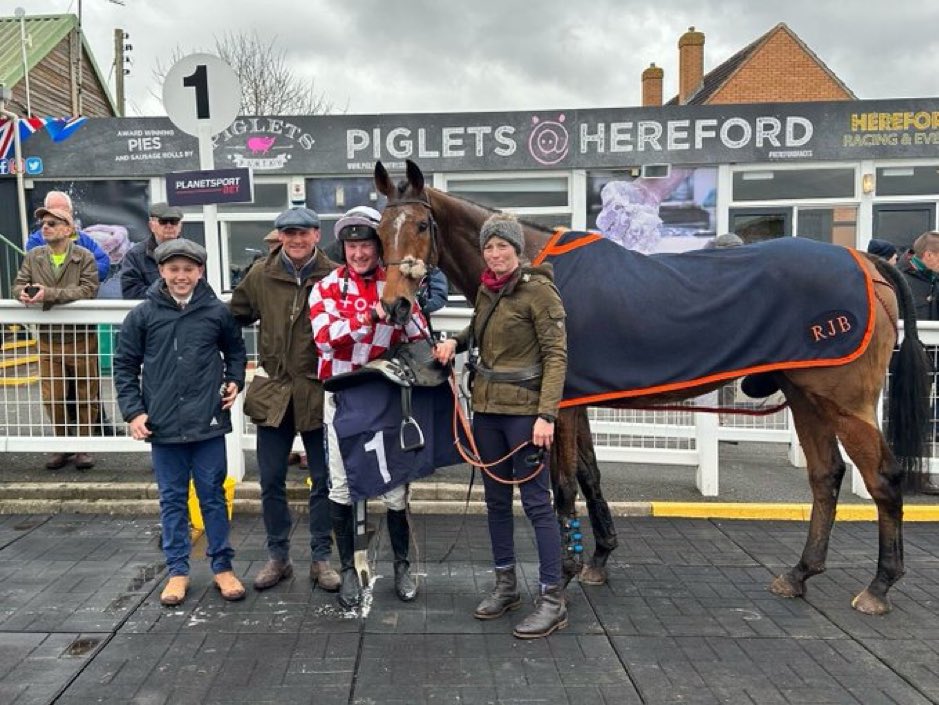 Southern Sam gamely wins @HerefordRaces his second win this season. Well done @RBandeyRacing and team, super ride from @Joe_Anderson17 Congrats to owner Tim Syder. Purchased @Goffs1866 Punchestown sale from the maestro Colin Bowe @colinboweracing