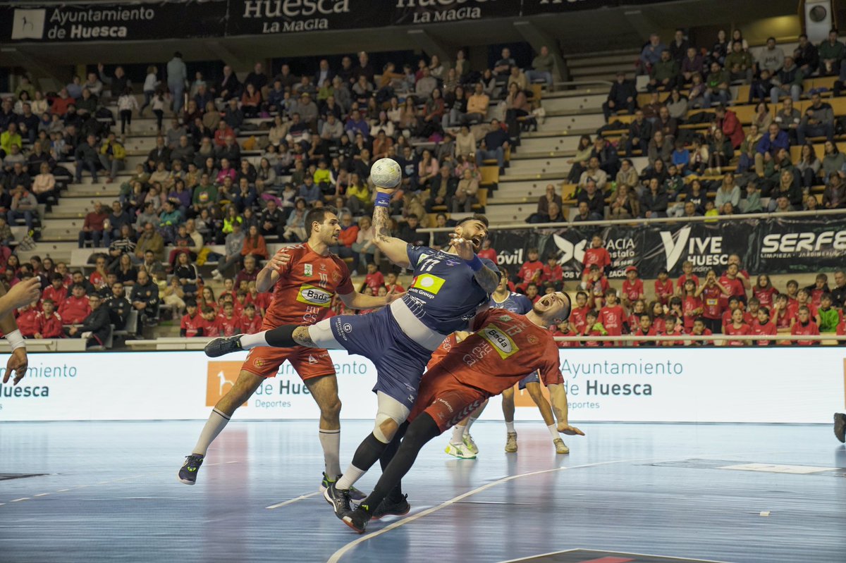 🙌 ¡Los dos puntos se quedan en la pista de @BmHuesca! ✈️ El conjunto de Nolasco supera a @bmbenidorm y vuelve a la senda del triunfo (37-30) 👀 @ArguillasDaniel firma un 43% bajo palos 📸 Alberto Risueño #️⃣ #NewASOBAL