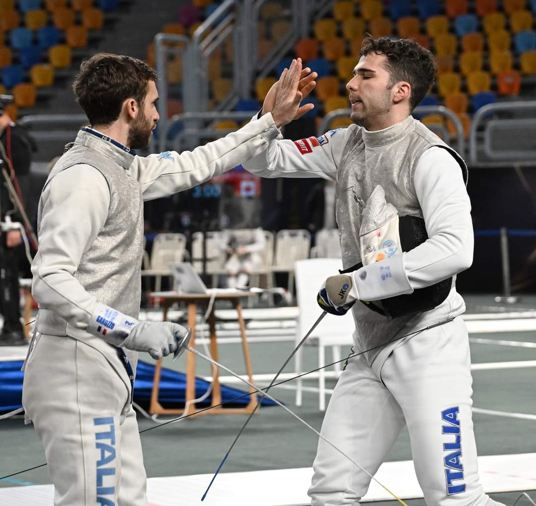 ItaliaTeam_it's tweet photo. CHE ITALIAAAAAA 🇮🇹

Stupendo trionfo per il fioretto maschile azzurro a Il Cairo!!! 🤺🤩

Daniele Garozzo, Filippo Macchi, Tommaso Marini e Alessio Foconi vincono la prova a squadre di Coppa del Mondo!!! 💪

E c’è anche il secondo posto delle donne! 👏

#ItaliaTeam @Federscherma https://t.co/yyIfhYkoLj