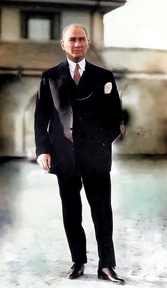 Padişah ya da Kral olabilirdi, olmadı. Türkiye Cumhuriyetini kurdu, o böyle Atatürk oldu. 🇹🇷