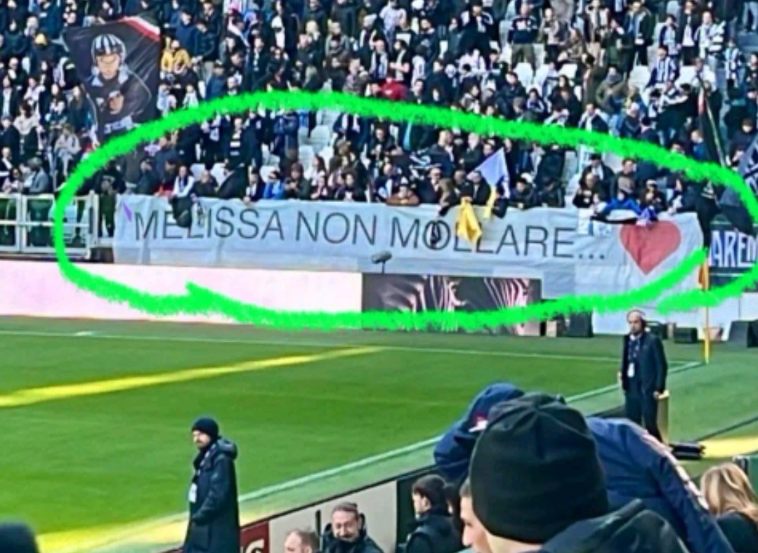 Onore per quei tifosi della Juve che hanno esposto questo striscione di incoraggiamento per una bambina che sta combattendo contro un brutto male, poco importa che il padre è un interista, per queste cose non esistono colori. Forza Melissa ❤️