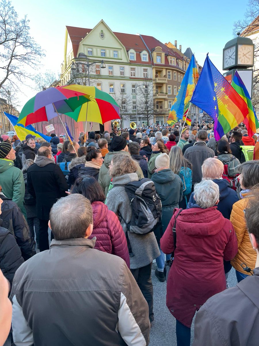 Die Demo heute in Bautzen war so gut. Es ist wundervoll so viel Zivilcourage auf einmal zu sehen. Gutes Gefühl. Danke an die OrganisatorInnen, RednerInnen, die <a href="/PolizeiSachsen/">Polizei Sachsen</a> und natürlich @blazmuzik.