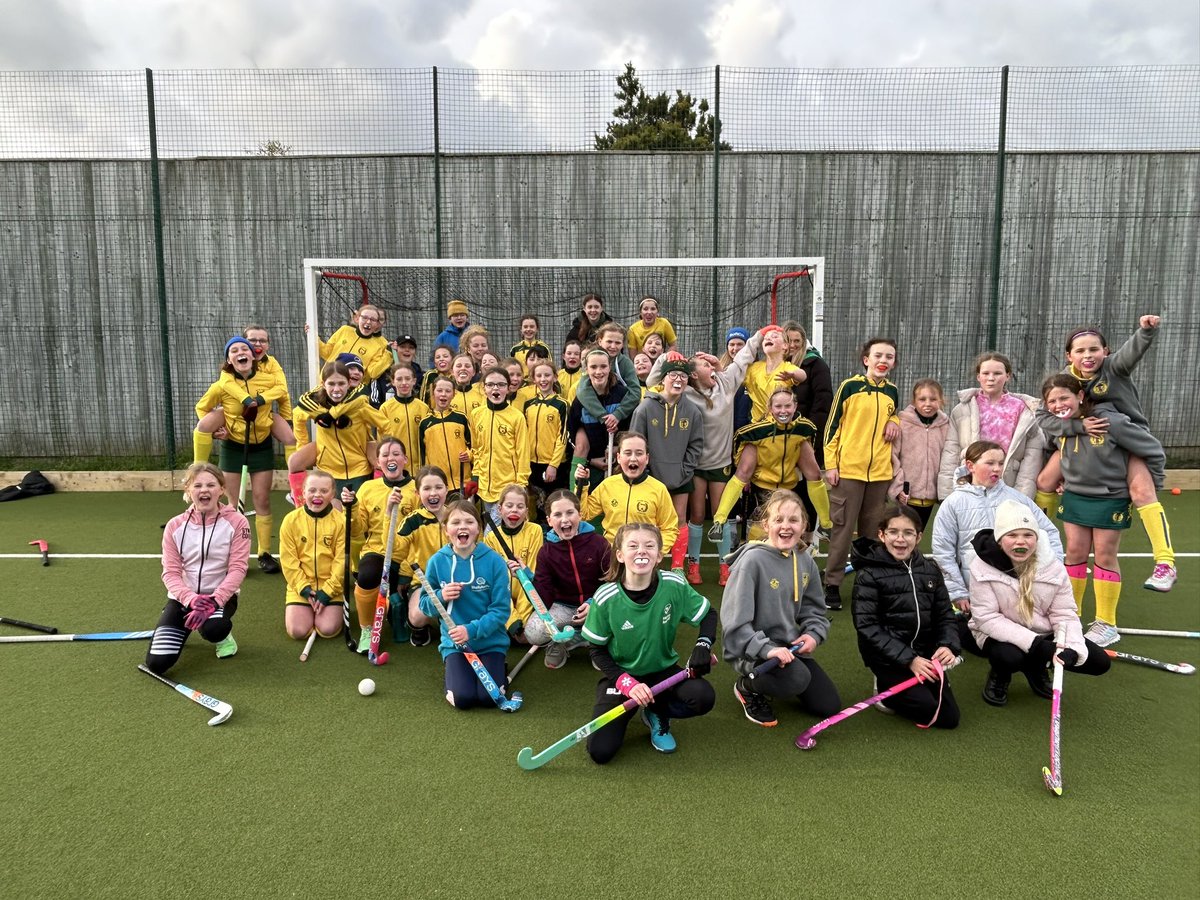 I’m a firm believer in giving back to your club and what brilliant role models we had as our guest coaches today @railwayjuniorhockey @RailwayUnionHC @RailwayUnionLHC @irishhockey   Can’t see can’t be 💚💛🏑Thanks Niamh, Michelle, Lisa & Niamh