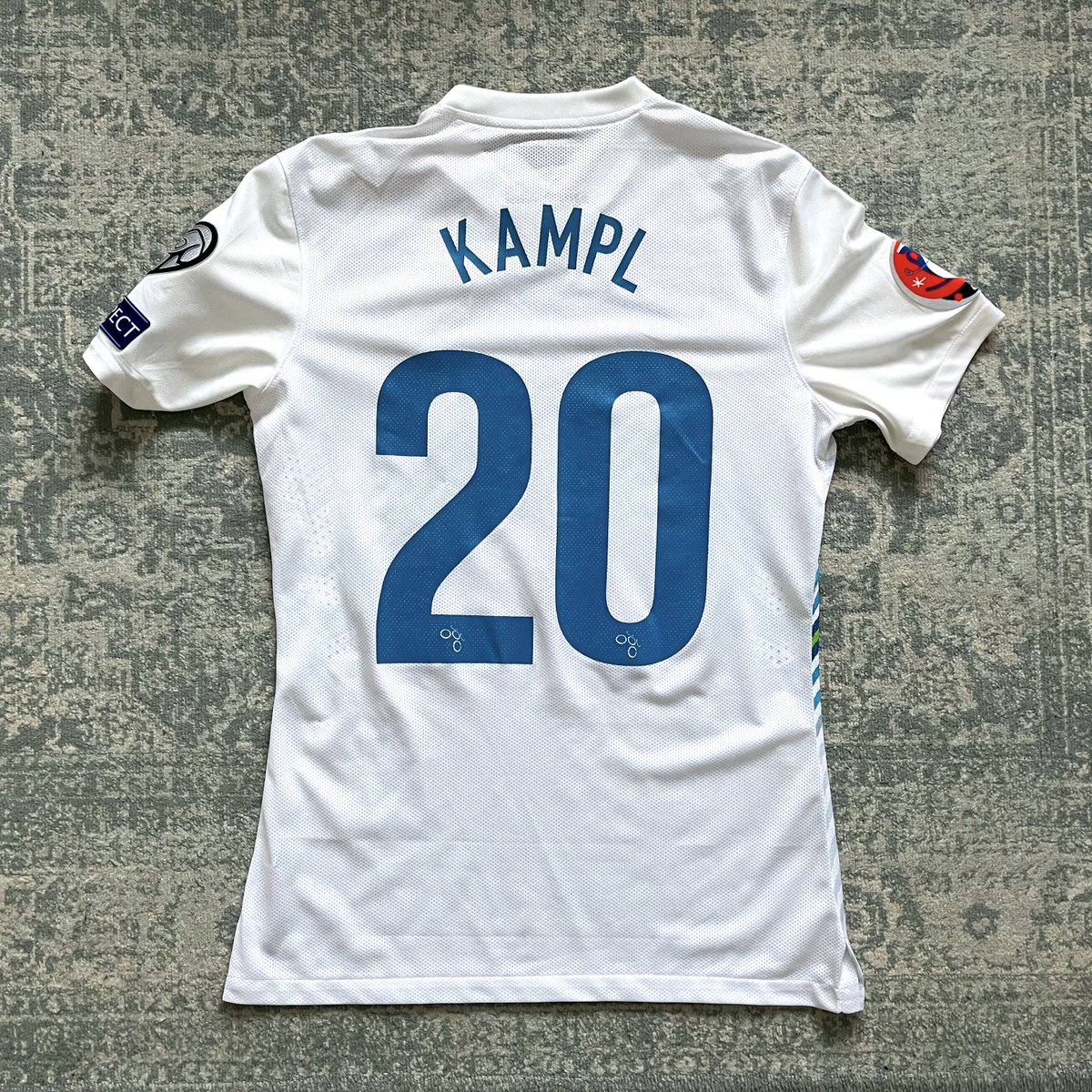 Slovenia 🇸🇮 This nice jersey was worn by Leipzig midfielder Kevin Kampl during a 2-0 loss against Ukraine in 2015. Slovenia didn’t use front numbers with this design, but for this game printed match details on the shirt for the only time. More: worldshirts.net/post/slovenia-8