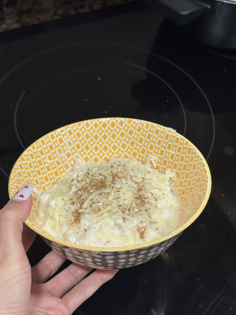 i_am_lorenaa's tweet photo. El arroz con leche se come caliente, con queso y sin pasas adiooos https://t.co/ePLcevuwLd