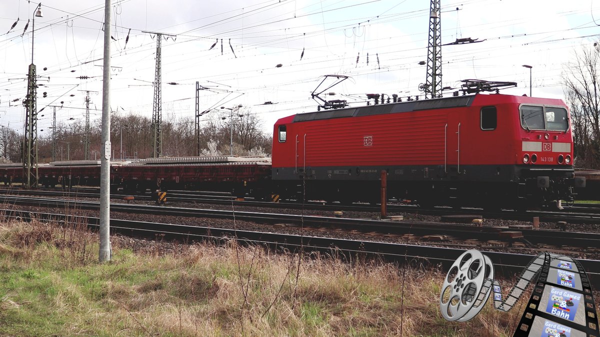 Gerd_N_Bahner's tweet photo. #trainspotting #Zuggucken #eisenbahn #bahn #train #freighttrain #cargo #güterzug
Von der #DB #Cargo ein #BR143 138 mit #Flachwagen der #Gattung #Res beladen mit #Betonschwellen in #Köln #GBF #Gremberg
Link zum Video -> https://t.co/4anHijhtHA https://t.co/tPSU7xcnQ0