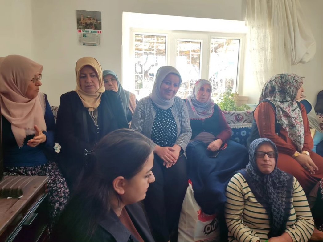 AkPartiTomarza1's tweet photo. 📌Tomarza

İlçe Kadın Kolları Başkanımız Meliha Arslan Belediye  Başkanımızın eşi Gülsen Şahin ve yönetim kurulu üyelerimizle birlikte sandık bazlı ev toplantımızı gerçekleştirdik. Bizleri evinde ağırlayan hanımlara çok teşekür ederiz.

@TOMARZA için HAZIRIZ ve KARARLIYIZ https://t.co/cP4igwb1AC