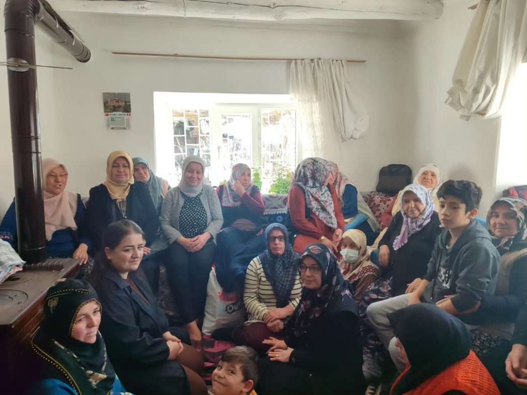 AkPartiTomarza1's tweet photo. 📌Tomarza

İlçe Kadın Kolları Başkanımız Meliha Arslan Belediye  Başkanımızın eşi Gülsen Şahin ve yönetim kurulu üyelerimizle birlikte sandık bazlı ev toplantımızı gerçekleştirdik. Bizleri evinde ağırlayan hanımlara çok teşekür ederiz.

@TOMARZA için HAZIRIZ ve KARARLIYIZ https://t.co/cP4igwb1AC