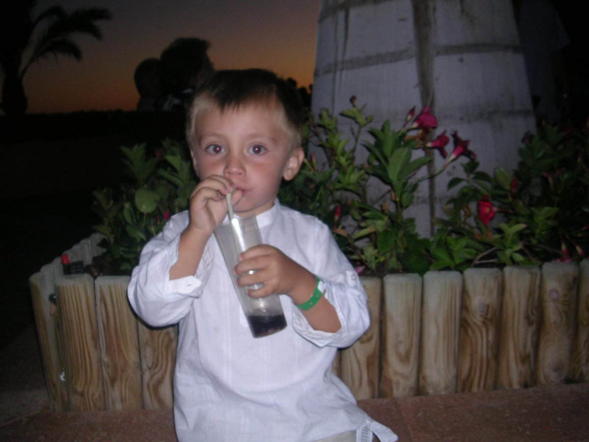Analizemos este sujeto:

-cubata en mano con solo 3 años (joven promesa)
-outfit de mama
-pulsera de reservado (solo pocos pueden)
-pajita en el cubata (elegancia)
-mirada del tigre
-recien cagao y meao con ayuda de la mama (Pim to fresquito)
En fin, un adelantado a su epoca.
