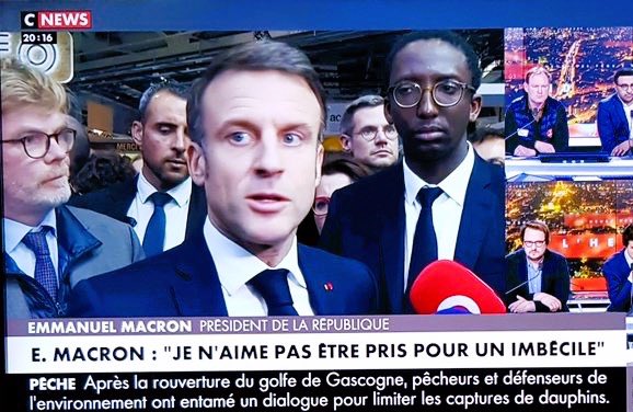 Au #SalonAgriculture2024, l’agriculteur français vient parler de sa fin de mois.

Emmanuel Macron, lui, vient lui parler de sa faim du moi.

#SoutienAuxAgriculteurs #AgriculteurEnColere #SoulevementsDeLaTerre 
#SIA2024