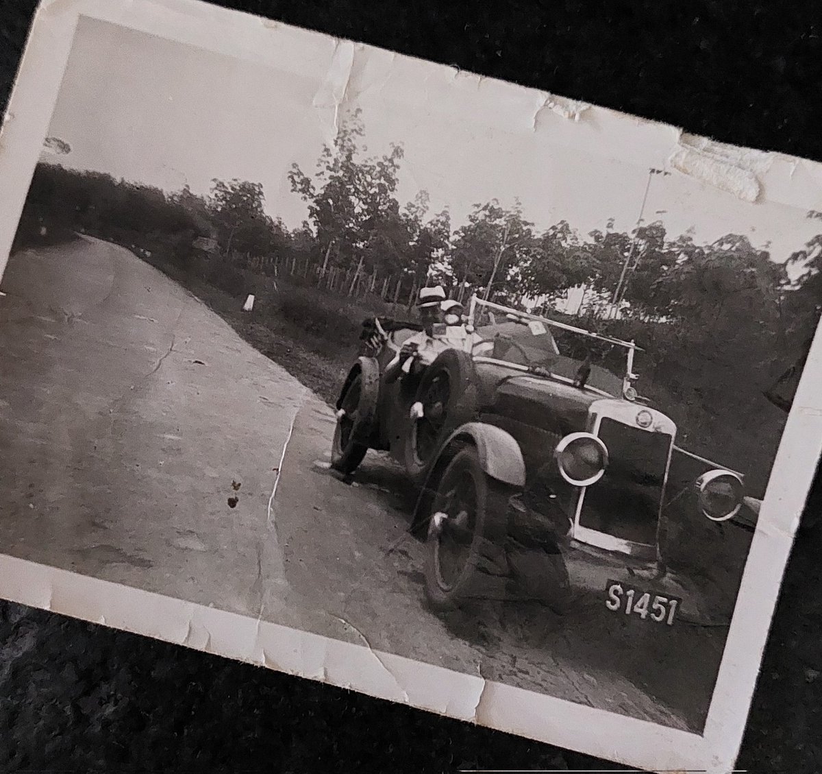 1937 - My grandfather on the road to Batu Pahat in Malaya. An intriguing glimpse into the past.
#FamilyHistory #Malaya #LeaFrancis #VintagePhoto