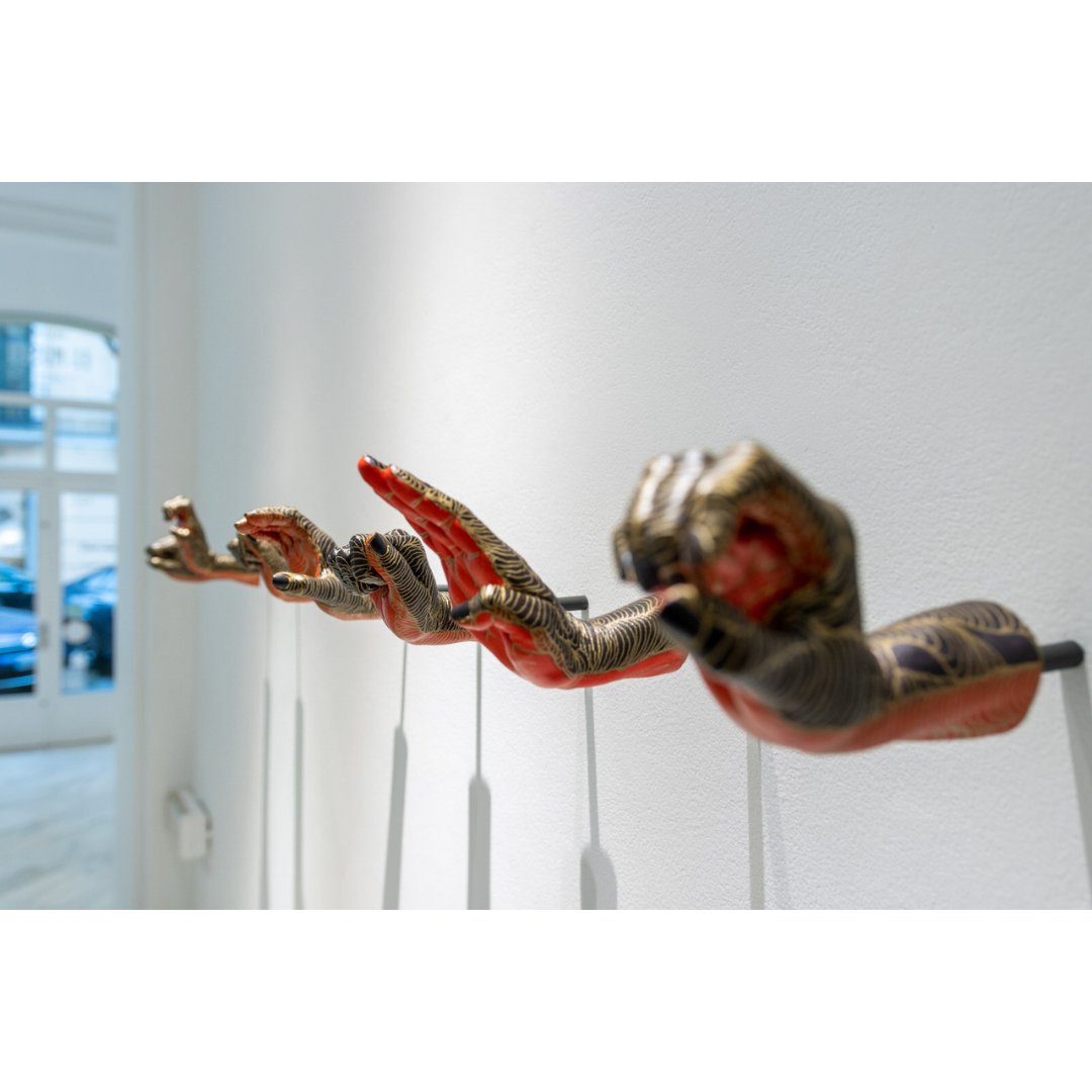 GaleriaFP's tweet image. "Unas manos interpretan, en lengua de signos, las palabras “Se acabó” (...) Un grito concentrado en unas manos precisas" -@semiramis_glez

En la imagen:
Marina Vargas
Se Acabó. Pieza única. Frase deletreada en lengua de signos, 2024
Resina de poliéster policromada
159 x 15 cm