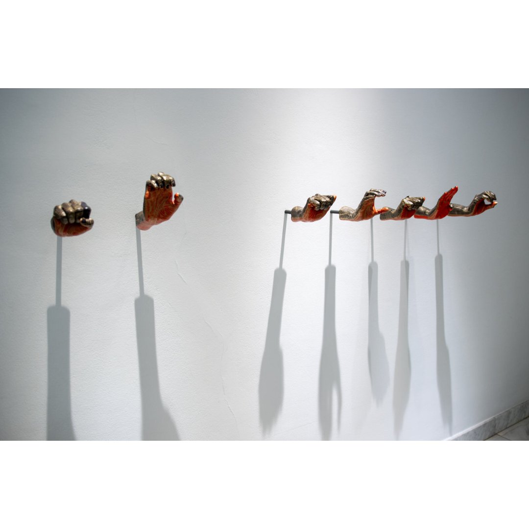 GaleriaFP's tweet image. "Unas manos interpretan, en lengua de signos, las palabras “Se acabó” (...) Un grito concentrado en unas manos precisas" -@semiramis_glez

En la imagen:
Marina Vargas
Se Acabó. Pieza única. Frase deletreada en lengua de signos, 2024
Resina de poliéster policromada
159 x 15 cm