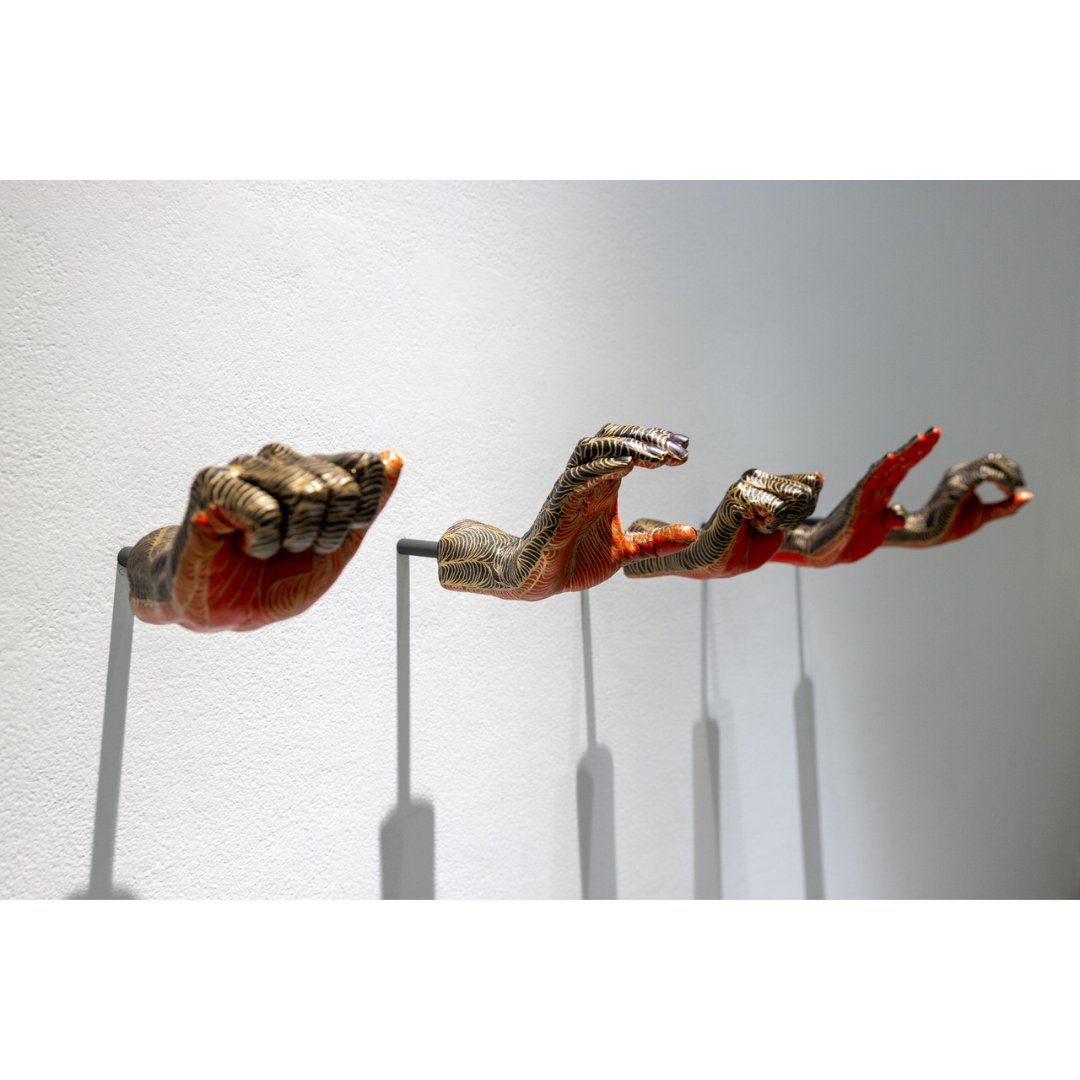 GaleriaFP's tweet image. "Unas manos interpretan, en lengua de signos, las palabras “Se acabó” (...) Un grito concentrado en unas manos precisas" -@semiramis_glez

En la imagen:
Marina Vargas
Se Acabó. Pieza única. Frase deletreada en lengua de signos, 2024
Resina de poliéster policromada
159 x 15 cm