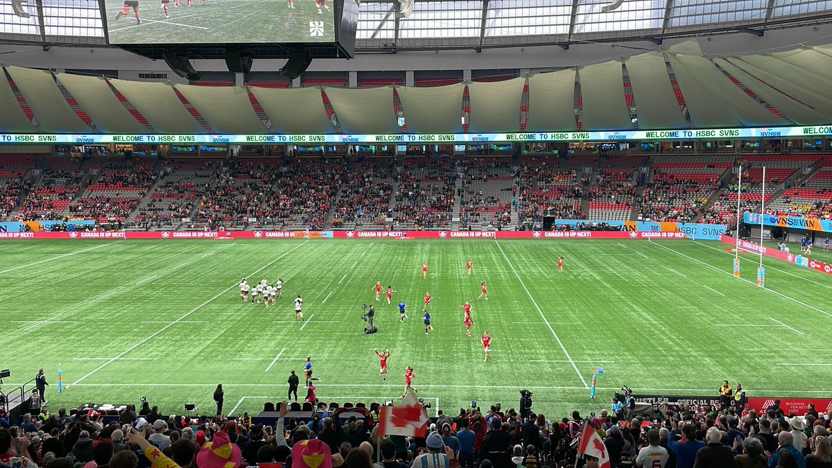 Canada about to take on New Zealand in the first women’s semi-final of the day.

#vansevens #HSBCSVNS #HSBCSVNSVAN