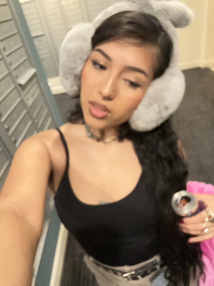 shittygal0re's tweet photo. blurred https://t.co/IB8sH7D5Zf