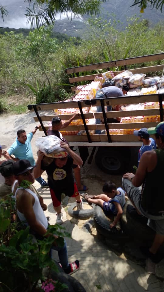 Más de 6 mil Familias de #Michelena están siendo atendidas a través de los CLAP gracias al  Pdte. <a href="/NicolasMaduro/">Nicolás Maduro</a> al Gobernador <a href="/FreddyBernal/">Freddy Bernal</a> por hacer posible que 52 comunidades de nuestro municipio estén abastecidas. Un récord de 21 días de atención de la mano de <a href="/MercalOficial/">Mercal Oficial</a>