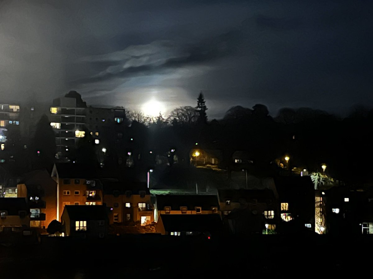 librarynative's tweet image. Not quite the #snowmoon but nonetheless a beautiful moonrise over #Perth this evening