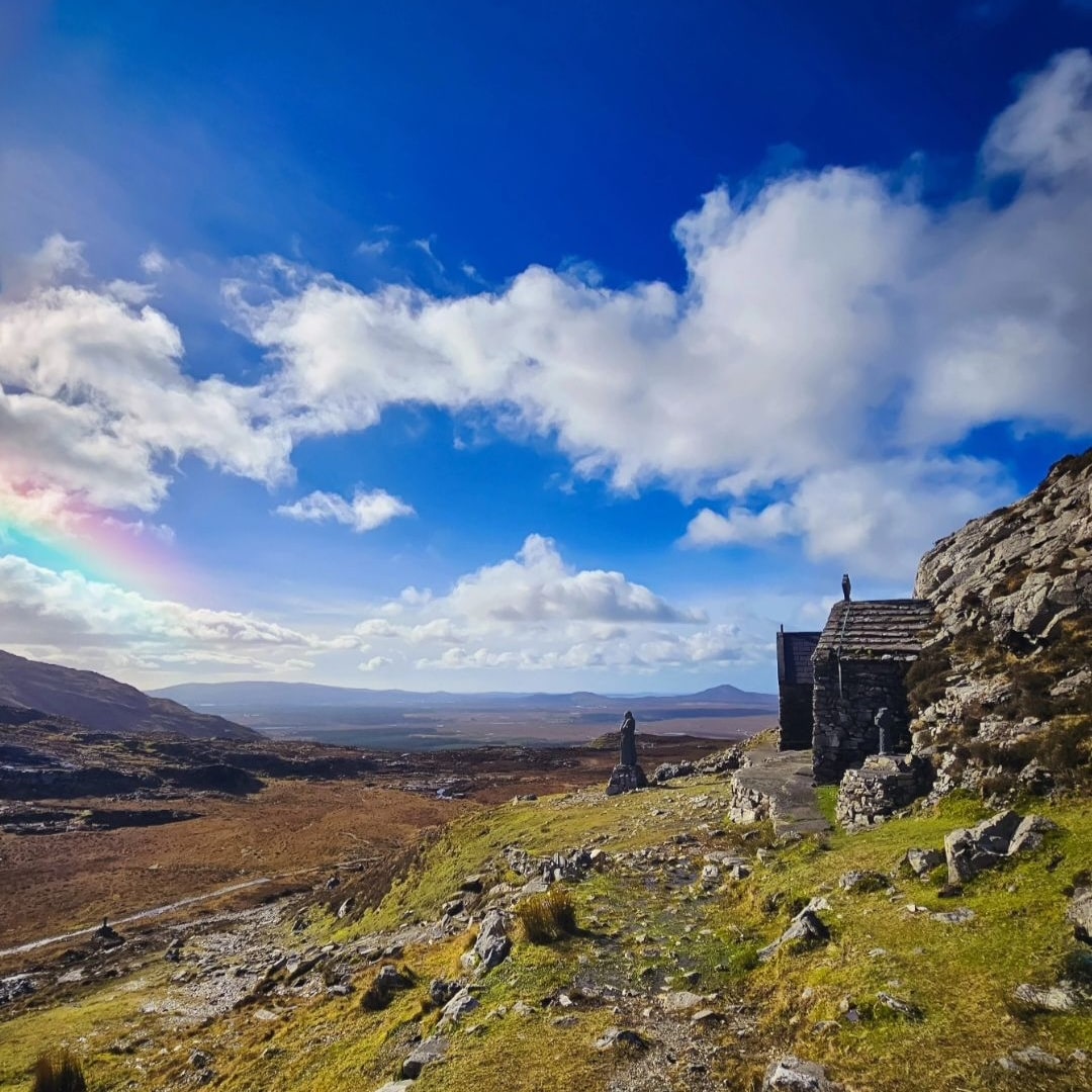 The statue of St. Patrick watching over the wild Connemara landscape at the remote pilgrimage site of Máméan... A truly amazing place! 🌈☘️😍

📸 Màirtin Lallìe
📍 Máméan, Connemara

#Máméan #PilgrimageSite #Peaceful #Remote #Wild #Connemara #Galway #Ireland #VisitGalway