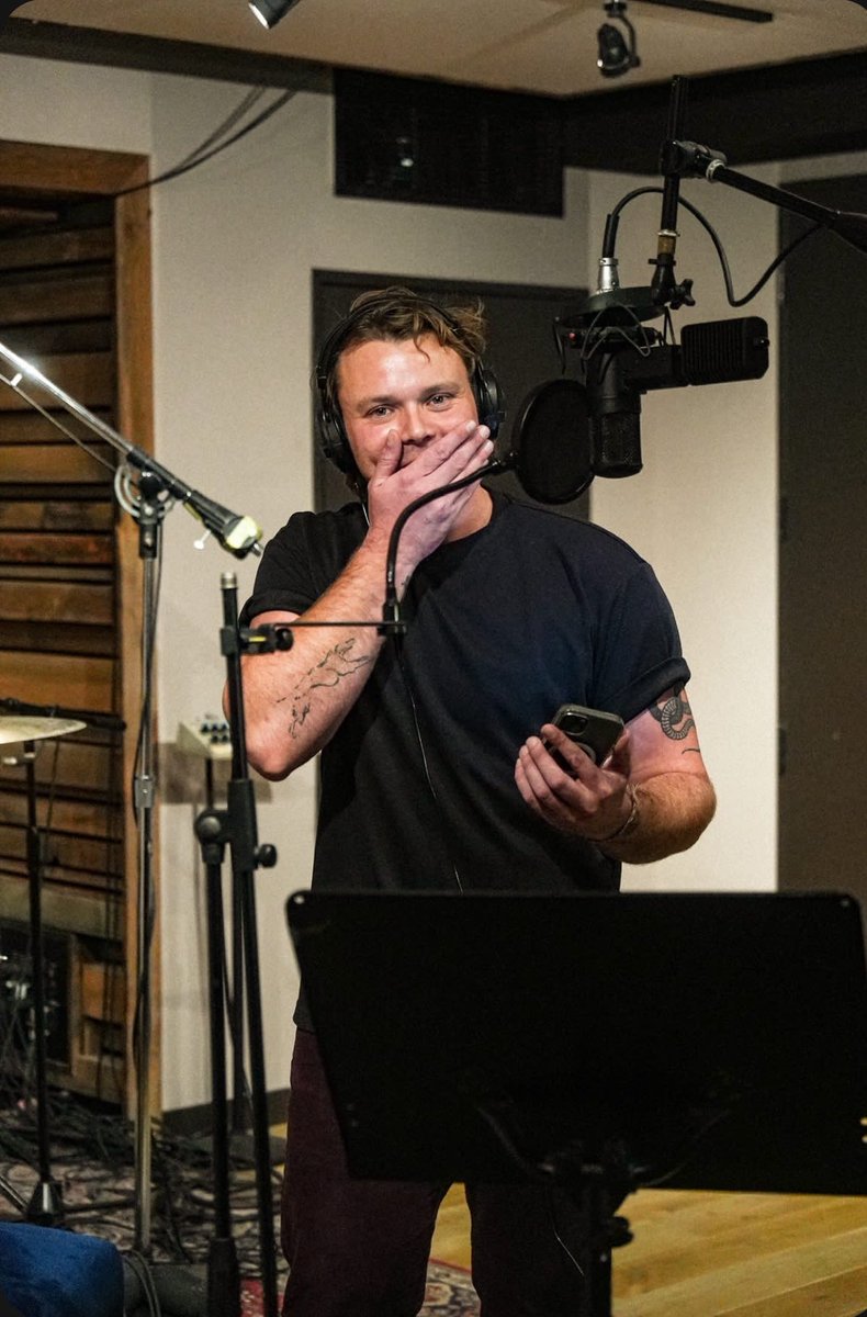 📲 Ashton via AiFM:

“It’s feeling so good now! (the record I’m currently making) I’ve got so many songs but now I need to narrow it down to the ones I really love 🤘💿

Otherwise it’ll be a 40 track album! 🤣”