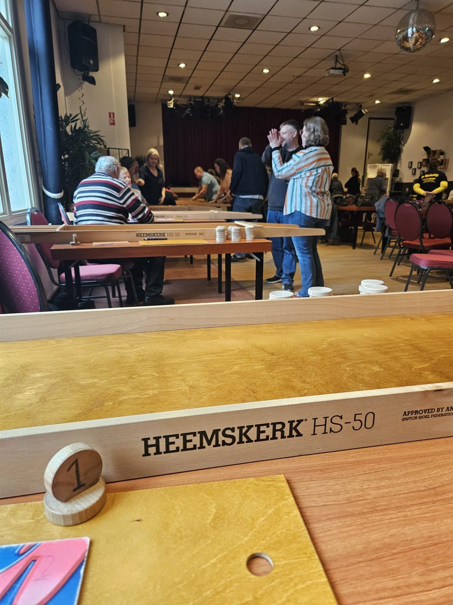 HeemskerkSport's tweet image. Dit weekend werd een koppeltoernooi in Lageraar gespeeld. Alle wedstrijden werden gespeeld op de Heemskerk HS-50 sjoelbak, officieel goedgekeurd door de Algemene Nederlandse Sjoelbond voor het spelen van officiële wedstrijden.

playheemskerk.com/wedstrijd-sjoe…

#sjoelbak #sjoelen