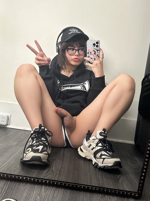 my parents are gone for the weekend, wanna come over? https://t.co/9Y1S2GEHLk