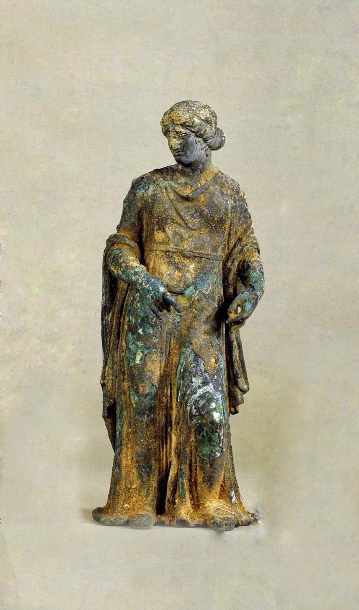 ah43199027's tweet image. عندما كانت المراءه قديما في حضارة  الاغريق يطلق عليها اسم رجس الشيطان وعند الروم بضاعه تباع في اسواق النخاسه وعند اليهود سلعه رخيصه لدعاره وعند الفرس عبده للرجل وتدفن عند الأعراب خشيه العار  كانت المراءه في اليمن ملكه وهم اولو بأس شديد وهاذا دليل ان المرأه لا يحتقرها الا الضعفاء