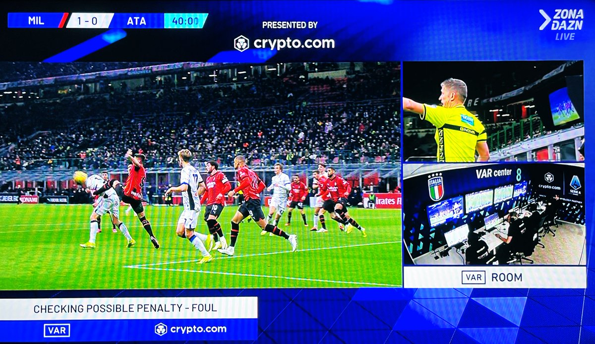 capuanogio's tweet photo. #Giroud in ritardo tocca col piede l’avversario (non in faccia nonostante la scena successiva) e #Irrati richiama #Orsato al Var per concessione del rigore.
Penalty molto “televisivo” tanto che in campo non lo chiede praticamente nessuno.
#MilanAtalanta https://t.co/6AwBrek2bJ