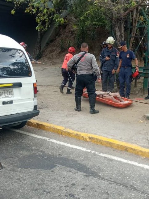 InforTvenezuela's tweet image. Recuperado un cadáver en el río Guaire a la altura de Maracaracuay, municipio Sucre.
Paramedicos y Bomberos trabajaron para la recuperación del mismo.

# @tumototrafico #Cicpc  #Caracas