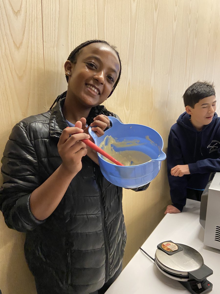 cambcamping's tweet photo. "Cooking is all about people. Food is maybe the only universal thing that really has the power to bring everyone together." - Guy Fieri

We put this idea into action during our Cooking with STEAM vacation camp, with campers working as a team to share ideas and collaborate! https://t.co/RUb3cEDQUQ