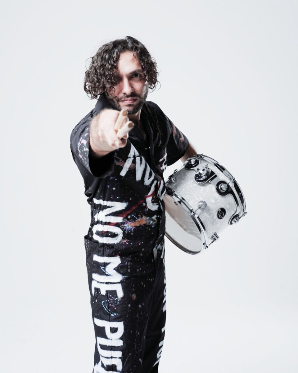 Que la música sea el cómplice que impacte nuestro día. ¿Cuál de nuestras canciones te gusta más? 
.
Nos vemos en los comentarios. 
.
▶️ youtube.com/@RevoluzionEst… 
🎶 revoestereo.com