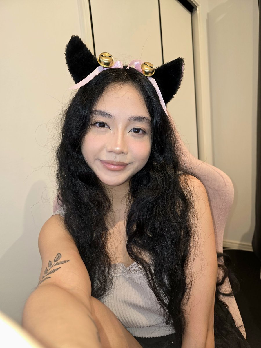 sofiablushes's tweet photo. Meow https://t.co/abW7rYkwnf #asiangirl #catears https://t.co/yvRFbgRHx5