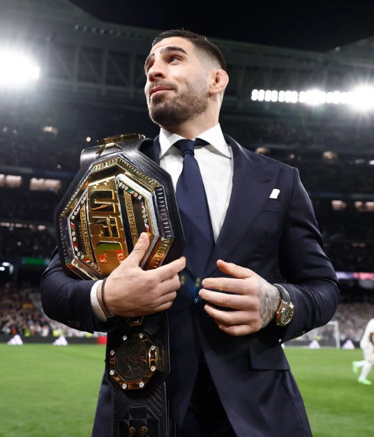 El MEJOR en el MEJOR CAMPO <a href="/Topuriailia/">Ilia Topuria</a> <a href="/realmadrid/">Real Madrid C.F.</a>