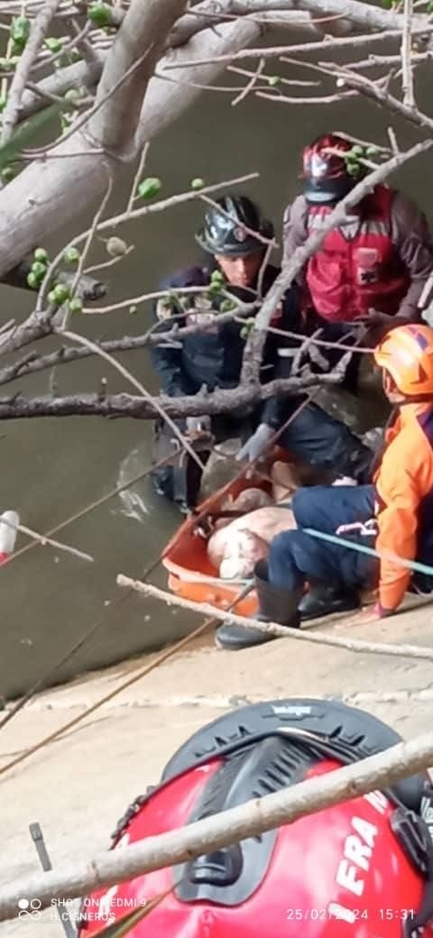 InforTvenezuela's tweet image. Recuperado un cadáver en el río Guaire a la altura de Maracaracuay, municipio Sucre.
Paramedicos y Bomberos trabajaron para la recuperación del mismo.

# @tumototrafico #Cicpc  #Caracas