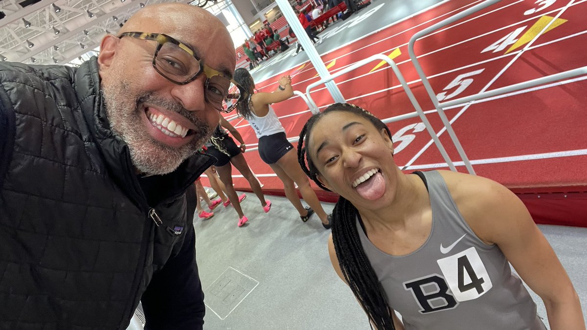KirklandKhalek's tweet photo. She did it!!!! @GoUBears @BowdoinCollege #TrackDad https://t.co/TPKqlN0Fij