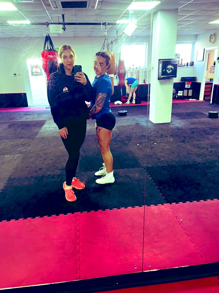 EmmaInnes13's tweet photo. Sunday sweaty session for the team 🥊💪🏼
My first coaching session this year… hard circuit and a killer bag session to finish 🥵😁

#boxing #ifnotfightingyoutraining https://t.co/HH3kH1FcA8