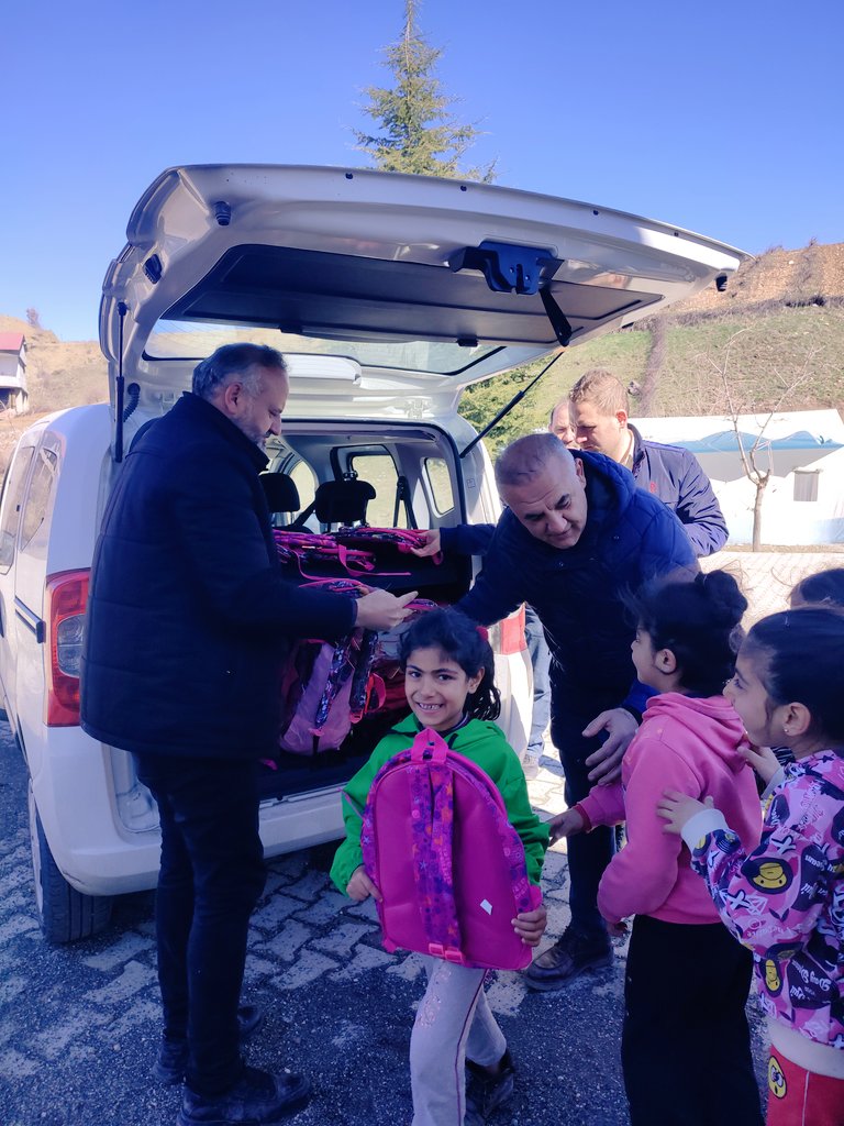MFatihKAYHAN's tweet photo. Bin atlı akınlarda çocuklar gibi şendik❤️
Bin atlı bu gün dev gibi bir orduyu yendik😉

Geleceğimizin teminatı çocuklarımızla,
#Kaledibi Hatırası... https://t.co/Eair4UmImu