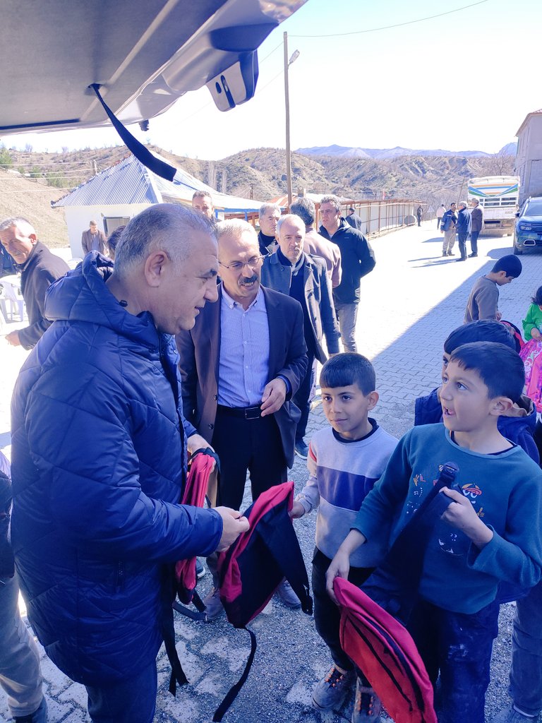 MFatihKAYHAN's tweet photo. Bin atlı akınlarda çocuklar gibi şendik❤️
Bin atlı bu gün dev gibi bir orduyu yendik😉

Geleceğimizin teminatı çocuklarımızla,
#Kaledibi Hatırası... https://t.co/Eair4UmImu