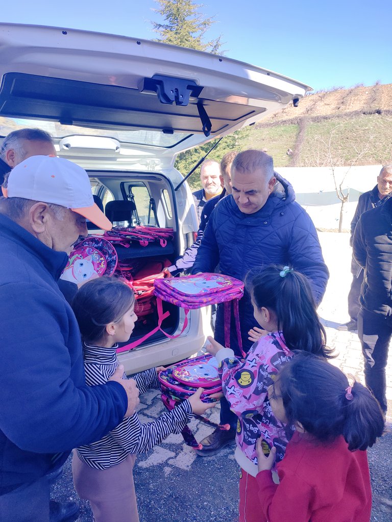 MFatihKAYHAN's tweet photo. Bin atlı akınlarda çocuklar gibi şendik❤️
Bin atlı bu gün dev gibi bir orduyu yendik😉

Geleceğimizin teminatı çocuklarımızla,
#Kaledibi Hatırası... https://t.co/Eair4UmImu