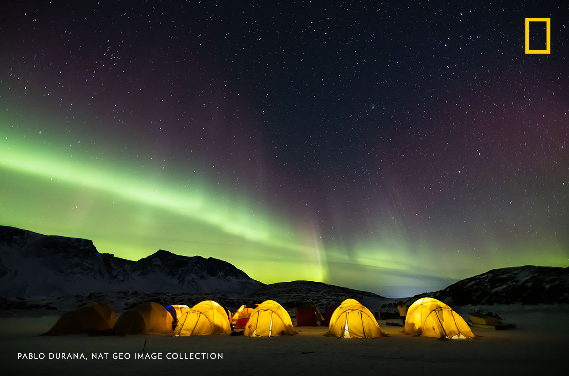 #PhotoduJour | Les aurores boréales illuminent le ciel, au-dessus du camp de base de l'équipe de tournage de la série 'Operation Arctic Cure' avec des vétérans de guerre sur l'île de Baffin, au Canada.