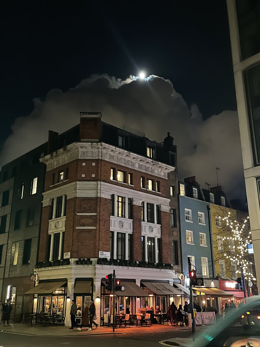 *

يا صاحبي وش بك علينا تغيرت
حتى الرسايل من طرفكم قليله
ٰ
مدري الزمن قساك ولا تكبرت
ولا الزمن نساك ذكرى جميله .

# مسساأء الـخخير  🤍ء